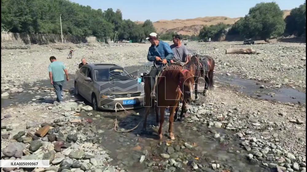 China: Horses Used to Pull Stranded Vehicle Out of Water
