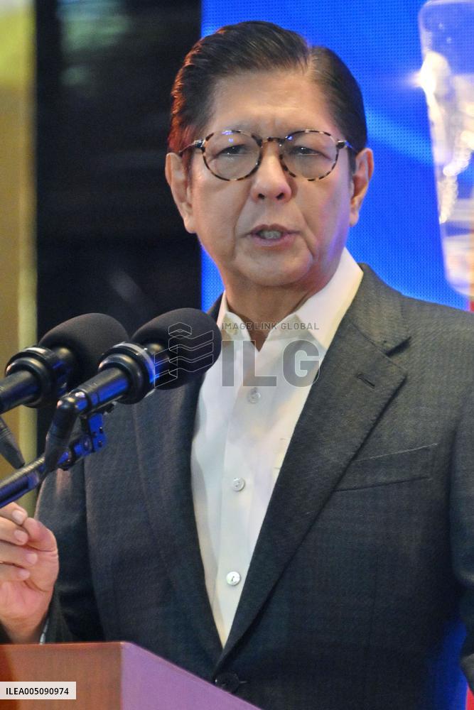 Philippine president meets press