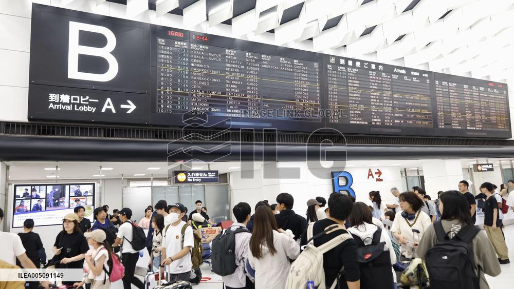 Return rush of "bon" summer holidaymakers in Japan