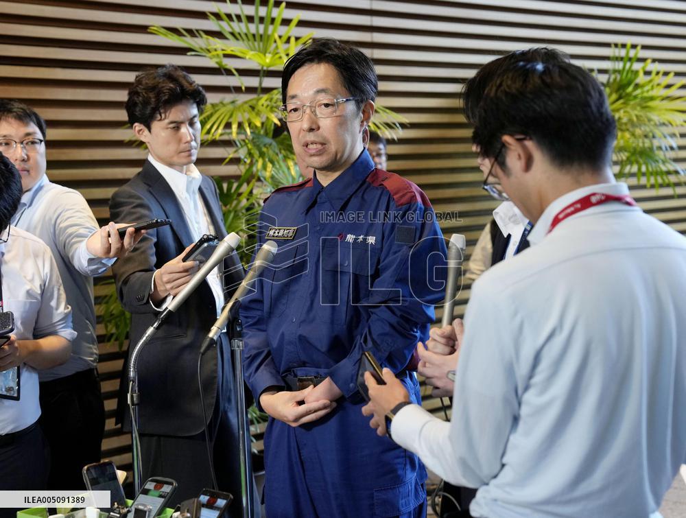 Japan PM meets with governor of quake-hit Kumamoto Pref.