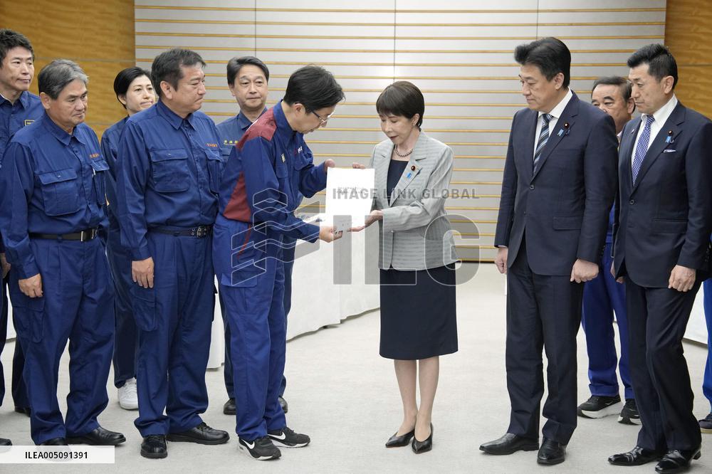 Japan PM meets with governor of quake-hit Kumamoto Pref.