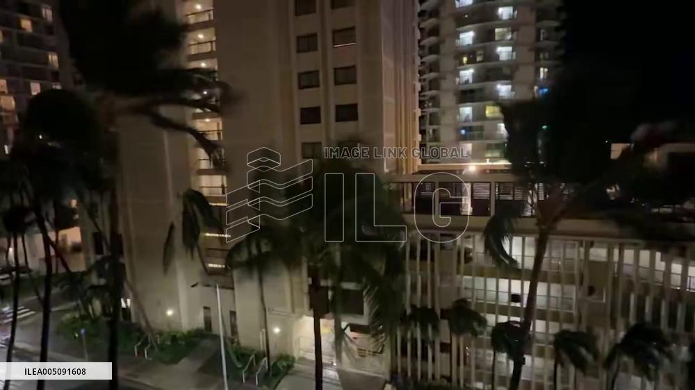 US: Hurricane Lala Batters Waikiki, Hawaii, With Strong Winds