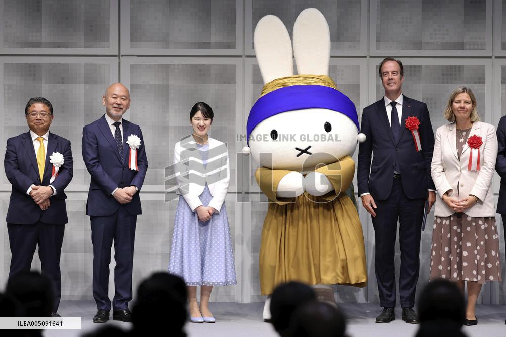Princess Aiko visits exhibition of masterpieces by Dutch artists