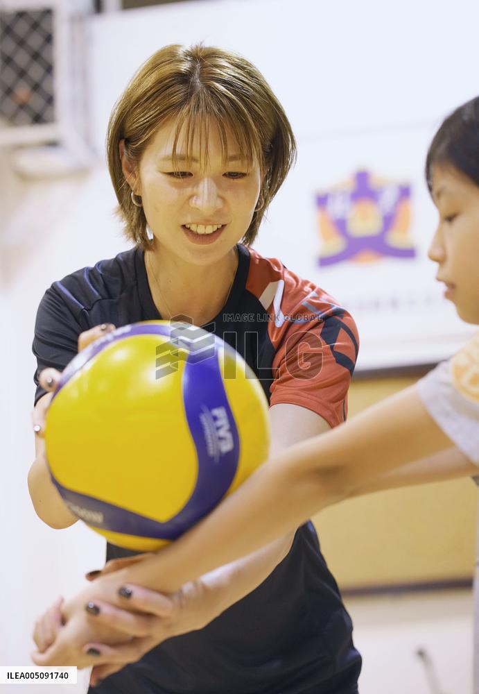 Ex-Japan volleyball player holds clinic in Beijing