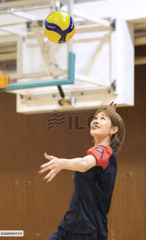 Ex-Japan volleyball player holds clinic in Beijing
