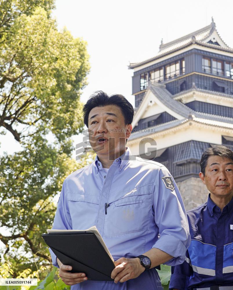 Japan top spokesman visits quake-hit Kumamoto