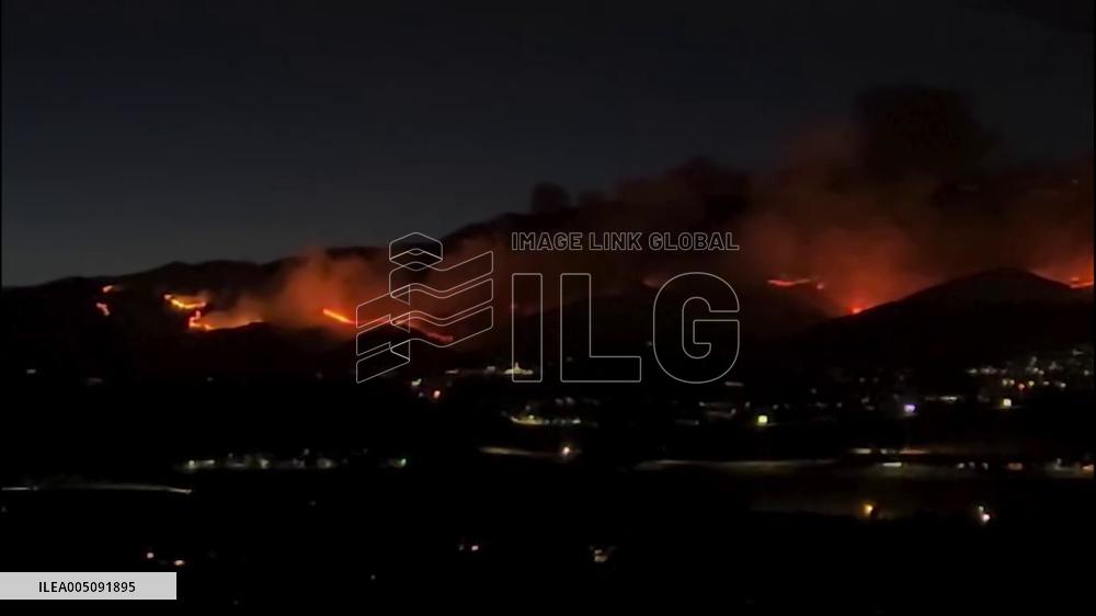 US: Hawk Fire Burns Structures, Forces Mass Evacuations in Reno Area