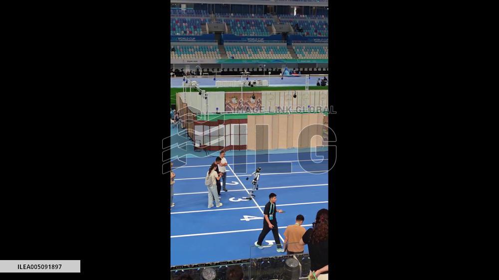 China: Humanoid Robot Crashes Into Barrier During Speed Trial
