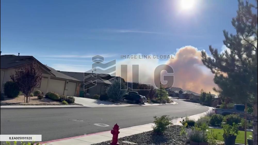 US: Hawk Fire Burns Structures, Forces Mass Evacuations in Reno Area 4