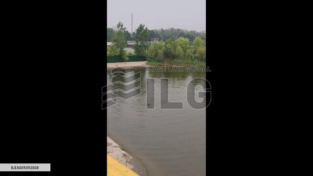 China: Residents Throw Lifebuoy to Rescue Drowning Child in Xuchang