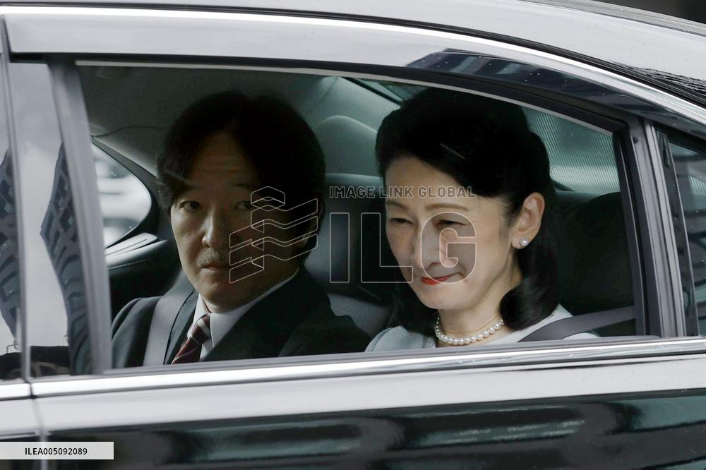 Crown prince, crown princess visit Imperial Palace