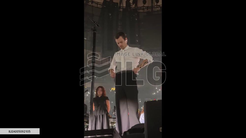 US: Harry Styles Pays Tribute to Dolly Parton at “Together Together” Tour Kickoff