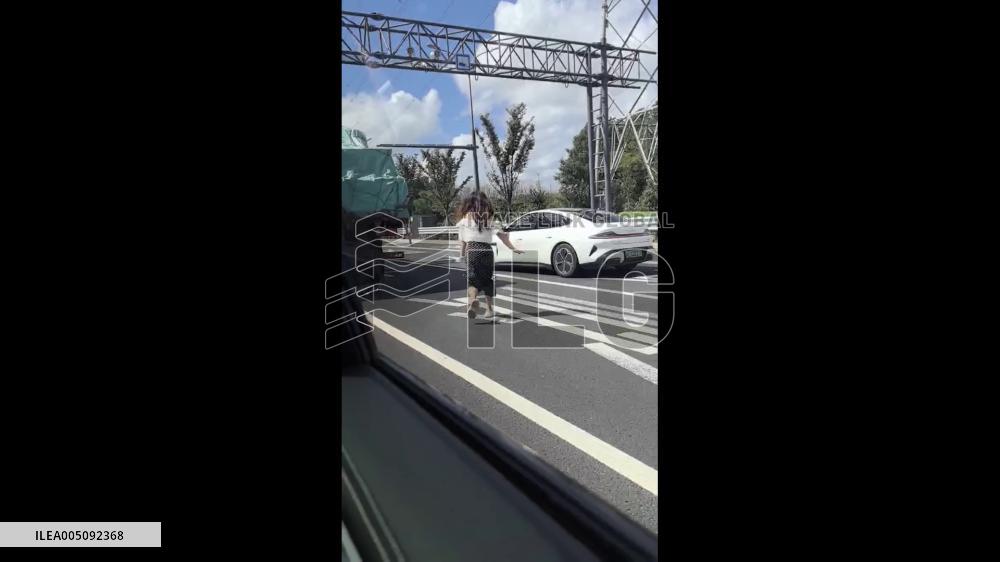 China: Woman and Man Rescue Injured Dog From Busy Highway in Suzhou