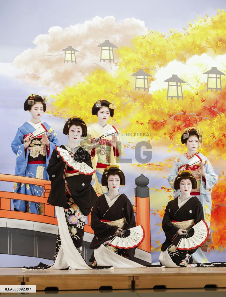 Geiko, maiko entertainers photo shoot