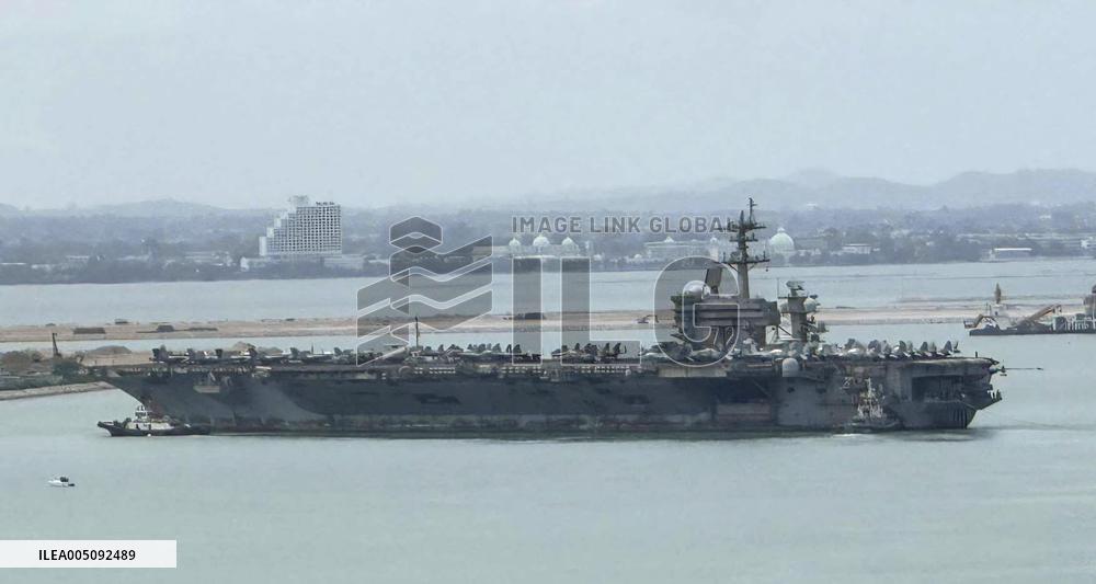 U.S. aircraft carrier Abraham Lincoln docks in Thailand