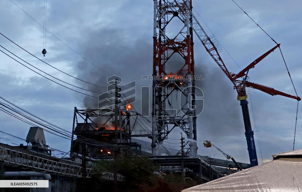 Quake-damaged paper plant in Kumamoto on fire