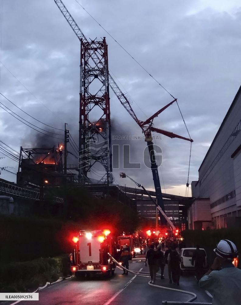 Quake-damaged paper plant in Kumamoto on fire