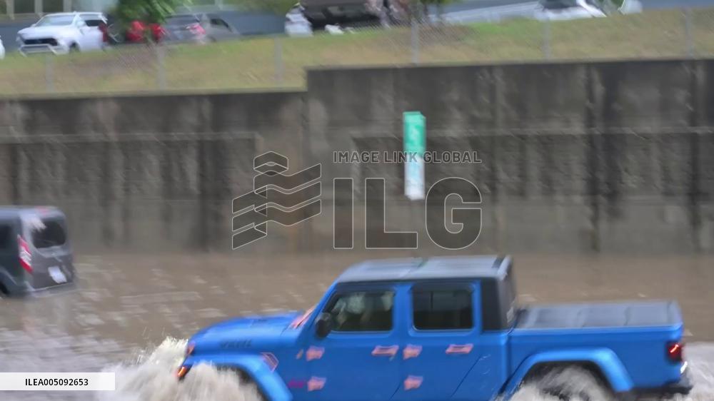 US: Cars Stuck as Heavy Rain Floods Streets in Plymouth, Michigan
