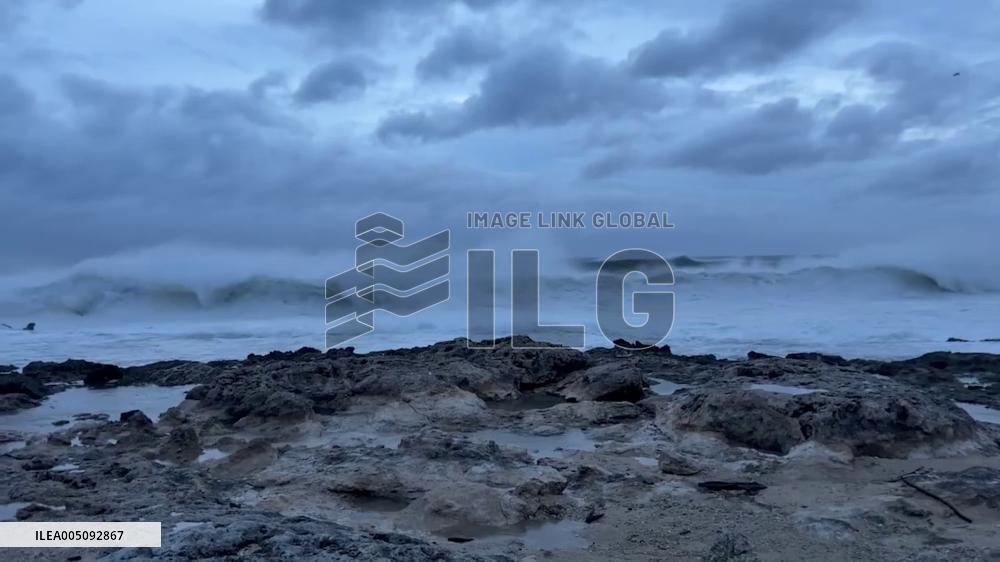 US: Hurricane Lowell Approaches Hawaii, Bringing Strong Winds and High Surf 2