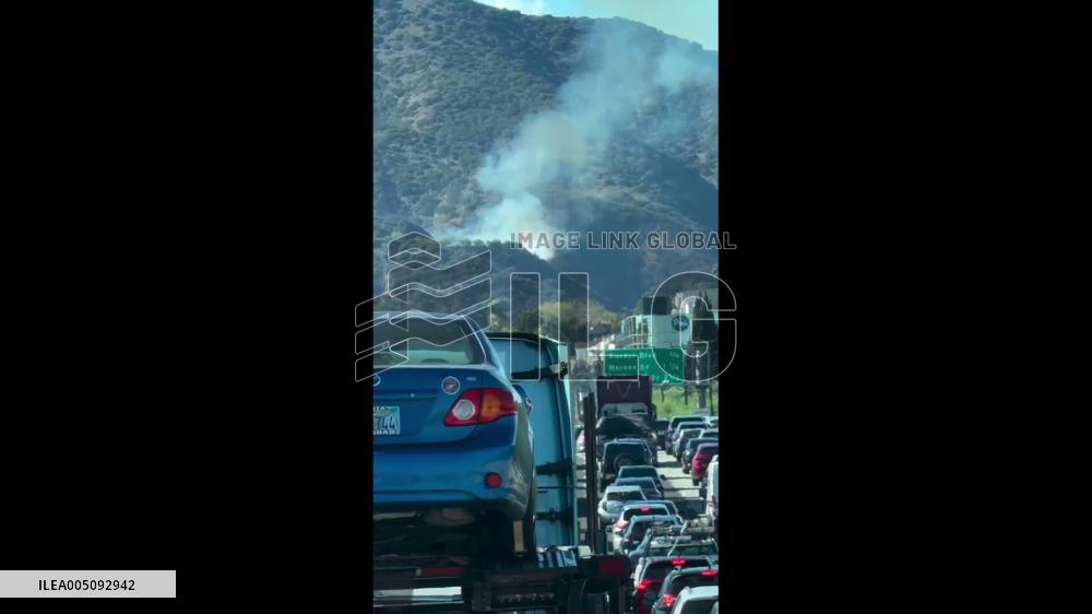 US: Brush Fire Near Getty Center in Los Angeles Prompts Evacuation Warnings