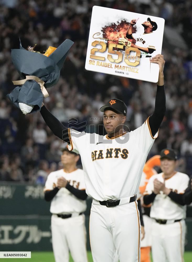 Baseball: Giants' Martinez earns 250th save