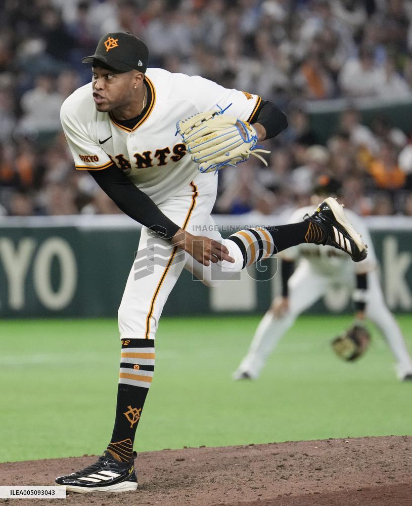 Baseball: Giants' Martinez earns 250th save