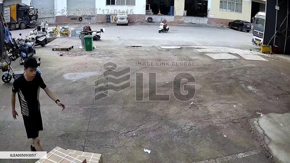 China: Excited Dog Drags Heavy Cage Across Yard in Zhejiang