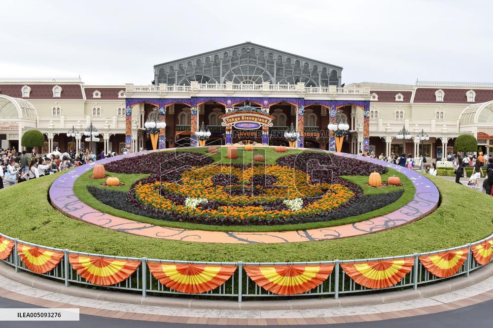 Halloween program at Tokyo Disneyland