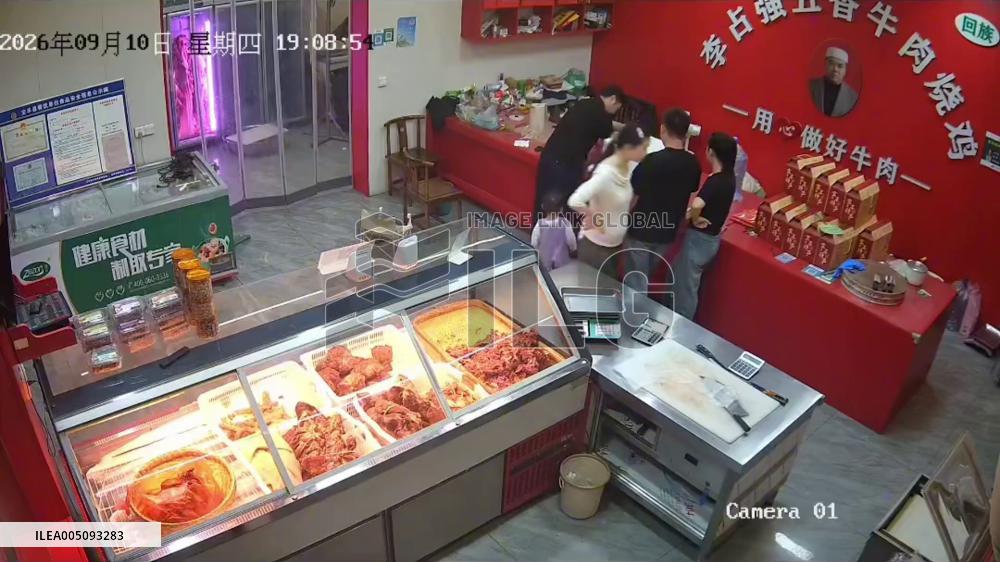 China: Child Narrowly Avoids Knife After Appearing Behind Uncle