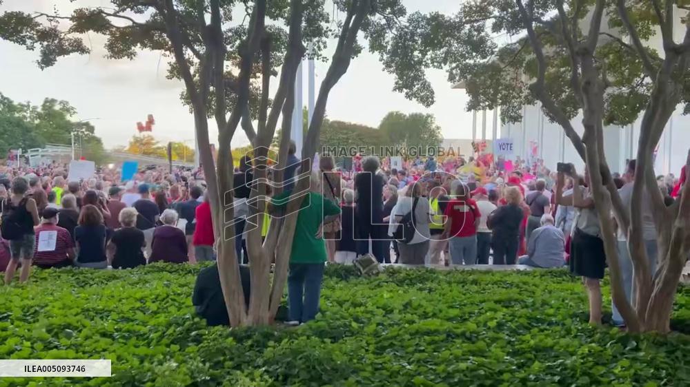 US: Thousands Protest Outside Kennedy Center Over Demolition Fears
