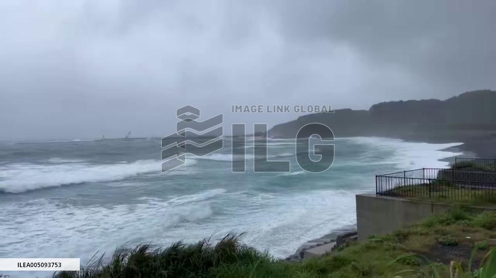 Japan: High Waves Batter Miyakejima Coast as Typhoon Dujuan Nears